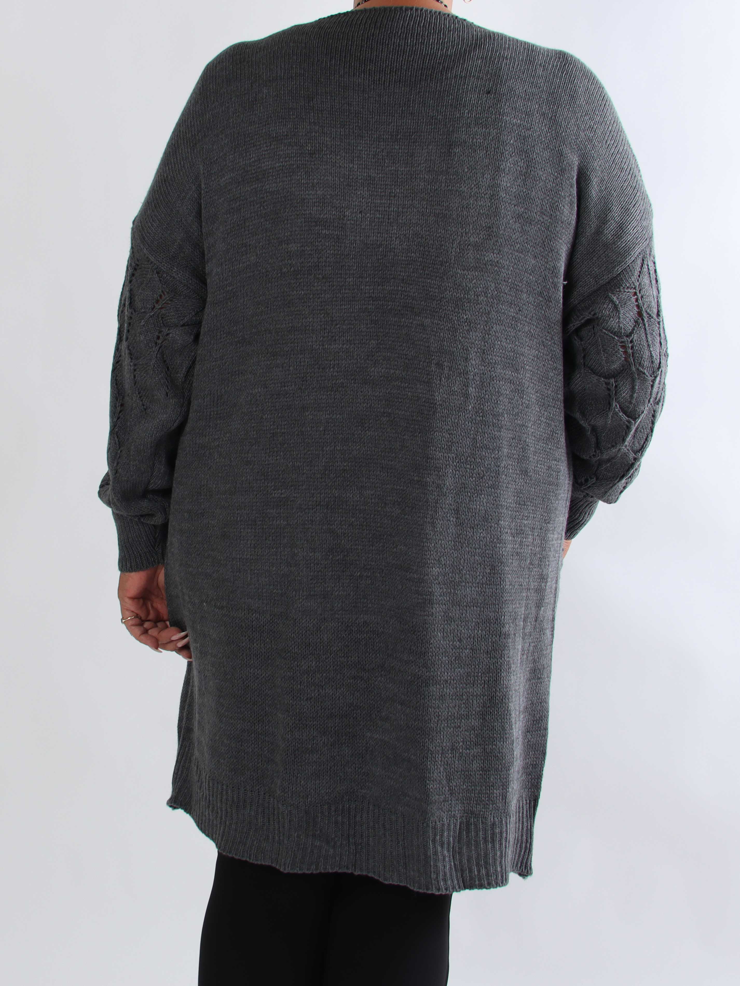 Elizabeth - Lang plus size strikcardigan med fint hulmønster på ærmerne